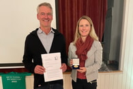 Bürgermeisterin Sarina Pfründer verleiht Gotthard Buck die Medialle der Stadt Lauffen a.N. in Gold nebst einer Urkunde