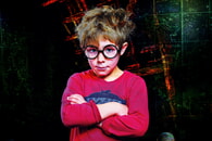 Das Klugscheisserchen (etwa 6j&auml;hriger Junge mit verschr&auml;nkten Armen und schwarzer Nickelbrille)