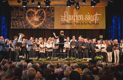 Gemeinschaftschor mit Bl&auml;sern der Lauffener Stadtkapelle unter der Leitung von Tabea Raidt