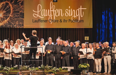 Gemeinschaftschor mit Bl&auml;sern der Lauffener Stadtkapelle unter der Leitung von Tabea Raidt