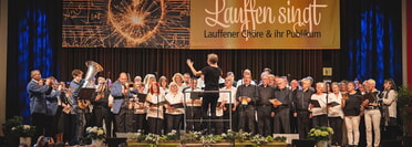 Gemeinschaftschor mit Bläsern der Lauffener Stadtkapelle unter der Leitung von Tabea Raidt