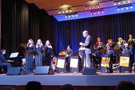 Das Landesjugendjazzorchester spielt am Samstag, 29.11.25, in der Lauffener Stadthalle unter der Leitung von Klaus Graf (vorne rechts). 