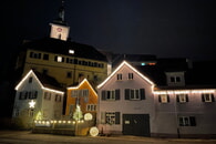 Weihnachtlich geschm&uuml;ckt freuen sich die Kies-H&auml;user auf Ihren Besuch im Weihnachtskaufhaus am kommenden Sonntag