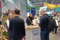 Der Neckar-Zaber-Tourismus-Stand auf der CMT 2026: NZT-Gesch&auml;ftsf&uuml;hrerin Sabine H&uuml;bl und Touristinfo-Mitarbeiterin Erika Bergmann im Messegespr&auml;ch