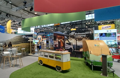 Der neue Gemeinschaftsstand des n&ouml;rdlichen Baden-W&uuml;rttembergs wirbt mit dem Slogan "Im S&uuml;den ganz oben": aus der Darstellung von Einzeldestinationen wurden 2026 neue Themeninseln 