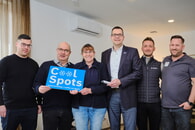 Pfarrer Gunter Bareis &uuml;bernahm von Tino Hirsch, Leiter Marketing und Vertrieb bei Bosch Home Comfort Deutschland, symbolisch die Fernsteuerung f&uuml;r das neue Klimager&auml;t. 