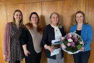 B&uuml;rgermeisterin Pfr&uuml;nder (re) &uuml;berrreichte Valentina Miller (2.v.r.) im Beisein der Sachgebietsleitung- und Fachberatung der st&auml;dtischen Kindertageseinrichtungen Jasmin Trefz Gravili (2.v.l.) und Celine Denk (li) einen Fr&uuml;hlingsstrau&szlig; sowie einen Gutschein. 