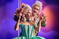 Szenenfoto aus "Cos&igrave; fan tutte" des Theaters Pforzheim (Ein Mann h&auml;ngt einer Frau eine Kette um)