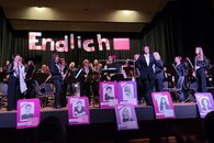 Eine sch&ouml;ne Idee: Die Komponistinnen waren beim mitrei&szlig;enden Konzert der Stadtkapelle auch bildlich pr&auml;sent.