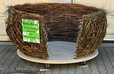 F&uuml;r Ostern hat unser Bauhof den Selfie-Point auf dem Postplatz aufgestellt, ein gro&szlig;es begehbares Osternest aus Weiden 
