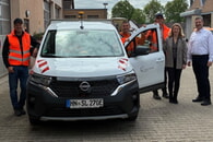v.r.n.l. Bildunterschrift v.r. Ren&eacute; Rading, Filialleiter Autohaus Siegfried Schmidt GmbH, B&uuml;rgermeisterin Sarina Pfr&uuml;nder, Gesamtleitung Bauhof/G&auml;rtnerei Mathias Hertner, Dieter Baumann, Bauhof und unser Mann f&uuml;r den M&uuml;ll, Thomas Br&uuml;ck, Leiter Bauhof. 