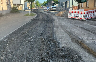 Die Ortsdurchfahrt erh&auml;lt von der Stuttgarter Stra&szlig;e bis zum Feuerwehrhaus einen neuen Belag