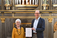Friedemann Manz, Vorstand Orgelf&ouml;rderverein, bedankt sich bei Rea Siegel Ketros mit einer Registerpatenschaftsurkunde