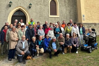 Vor der evangelischen Kirche in Zipsendorf fand am Sonntag ein &ouml;kumenischer Gottesdienst statt