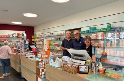 v. l. n. r. Bernhard Bruns, Apotheker, Bernhard Stetter, Apotheker und Inhaber, Elke Bartenbach PTA 