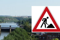 B27 Br&uuml;cke mit einem Baustellen Warnschild (Luftbild)