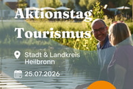 Werbeplakat f&uuml;r "Aktionstag Tourismus" in Heilbronn am 25.07.2026, Paar sitzt am Wasser.
