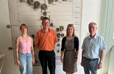 v.l.n.r. Archivarin Emma Wittmann aus G&uuml;glingen, Werkleiter Andreas Hauck, B&uuml;rgermeisterin Sarina Pfr&uuml;nder und Uli Peter, Vorsitzender Heimtverein Zaberg&auml;u