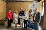 v.l.n.r. Architektin Anette Rathmann-Scholl, B&uuml;rgermeisterin Sarina Pfr&uuml;nder, Ortskurator der Deutschen Stiftung Denkmalschutz, Klaus Brechter, Eigent&uuml;merin Iris Kurz mit J&uuml;rgen Reiner, Vorsitzender Heimatverein 