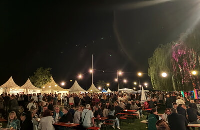 Tolle Stimmung bei Wein am Fluss im LamparterPark