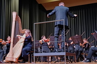 Charlotta Bommas begeisterte an der Harfe ebenso wie das Orchester unter der Leitung von Thomas Conrad