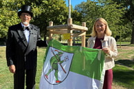 Der Jubilar vor dem gespendeten Gingko-Baum mit B&uuml;rgermeisterin Sarina Pfr&uuml;nder, die die Gl&uuml;ckw&uuml;nsche und den Dank der Stadt &uuml;berbrachte