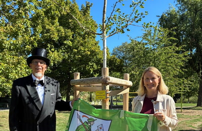 Der Jubilar vor dem gespendeten Gingko-Baum mit B&uuml;rgermeisterin Sarina Pfr&uuml;nder, die die Gl&uuml;ckw&uuml;nsche und den Dank der Stadt &uuml;berbrachte