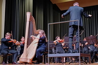 "Strings meet harp" war das perfekt gew&auml;hlte Motto des Jubil&auml;umskonzerts des Jungen Kammerorchesters Tauber-Franken in der Lauffener Stadthalle (Abbildung: Orchester auf B&uuml;hne: Harfenistin links, Dirigent in der Mitte, Streicher rechts.
