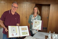 Freudig zeigte Stadtarchivar Dr. Koster die Sammlung B&uuml;rgermeisterin Sarina Pfr&uuml;nder