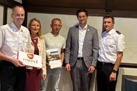v.l.n.r. Feuerwehrkommandant Peter Link, B&uuml;rgermeisterin Sarina Pfr&uuml;nder, Adam Gonsior, B&uuml;rgermeister Pascal Bopp (Talheim), stv. Feuerwehrkommandant Timo Kraft