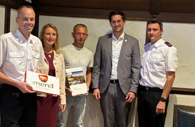 v.l.n.r. Feuerwehrkommandant Peter Link, B&uuml;rgermeisterin Sarina Pfr&uuml;nder, Adam Gonsior, B&uuml;rgermeister Pascal Bopp (Talheim), stv. Feuerwehrkommandant Timo Kraft