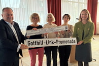 v.l.n.r.  v.l.n.r. Vorstandsvorsitzender Lauffener Weing&auml;rtner u. W&uuml;rtt. Weinbaupr&auml;sident Dietrich Rembold, die drei T&ouml;chter v. Gotthilf Link Beate Canapa, Dorothea Link-Matzek u. Mechthild Link-Englert mit B&uuml;rgermeisterin Sarina Pfr&uuml;nder mit dem Stra&szlig;enschild 