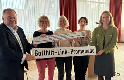 v.l.n.r.  v.l.n.r. Vorstandsvorsitzender Lauffener Weing&auml;rtner u. W&uuml;rtt. Weinbaupr&auml;sident Dietrich Rembold, die drei T&ouml;chter v. Gotthilf Link Beate Canapa, Dorothea Link-Matzek u. Mechthild Link-Englert mit B&uuml;rgermeisterin Sarina Pfr&uuml;nder mit dem Stra&szlig;enschild 