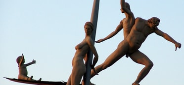 Modernes Hölderlin-Kunstwerk: Skulpturen auf langen Stangen