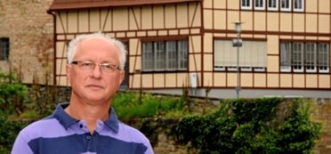 Der Gästeführer Karlheinz Torschmied vor dem Fachwerk der Rathausburg