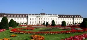 Blick vom Garten mit blühenden Sommerblumen auf das Ludwigsburger Schloss