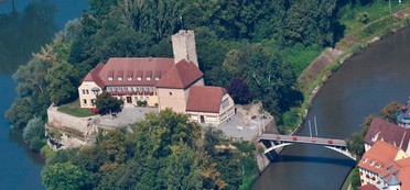 Luftbild der Lauffener Rathausinsel mit Alter Neckarbrücke 