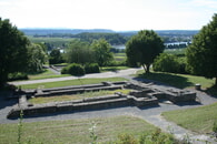 Mauern des Römischen Gutshofes mit Bäumen und dem Neckar im Hintergrund