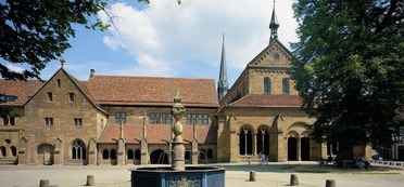 Brunnen, Vorplatz und Gebäude des Klosters Maulbronn