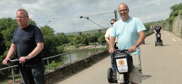 Zwei Männer fahren auf Segways