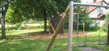 Schaukel auf dem Spielplatz Neckarwestheimer Straße