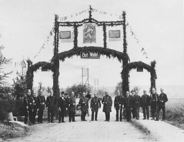 Großes Ehrentor mit Feuerwehrmännern beim Jübiläum von 1913