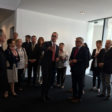 Bürgermeister Grelier zeigt dem Amtskollegen aus Lauffen a. N. die neue Mediathek (Foto: Keßler)