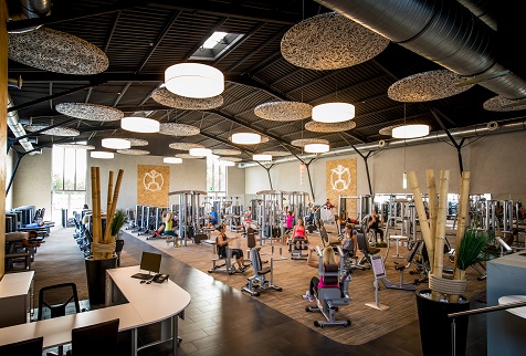 Blick in einen großen hellen Raum mit vielen Fitnessgeräten