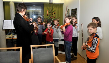 Kinder spielen auf der Geige in der Musikschule 