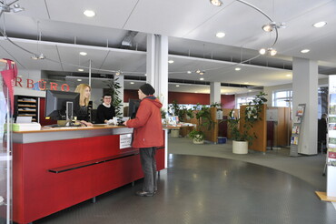 Bürgerbüro BBL 2016 Eine Frau wird an der Theke des Bürgerbüros beraten