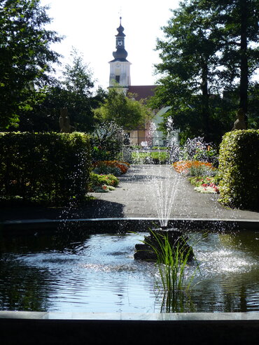 Meuselwitz: Von-Seckendorff-Park mit Blick auf die Martinskirche