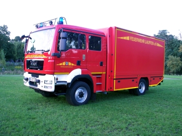 roter Gerätewagen Transport der Feuerwehr