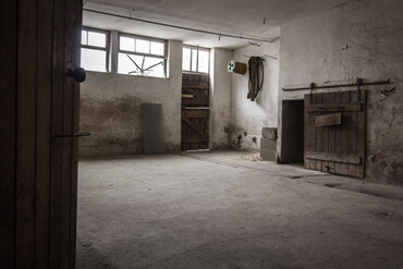 Blick in einen leeren alten Raum 