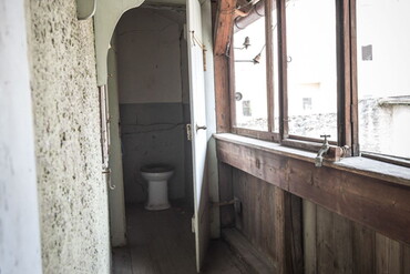Blick vom Flur auf eine alte Toilette